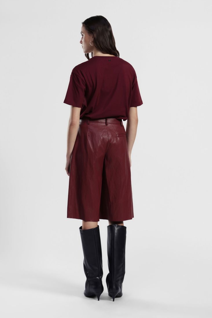 Knee-length faux leather shorts