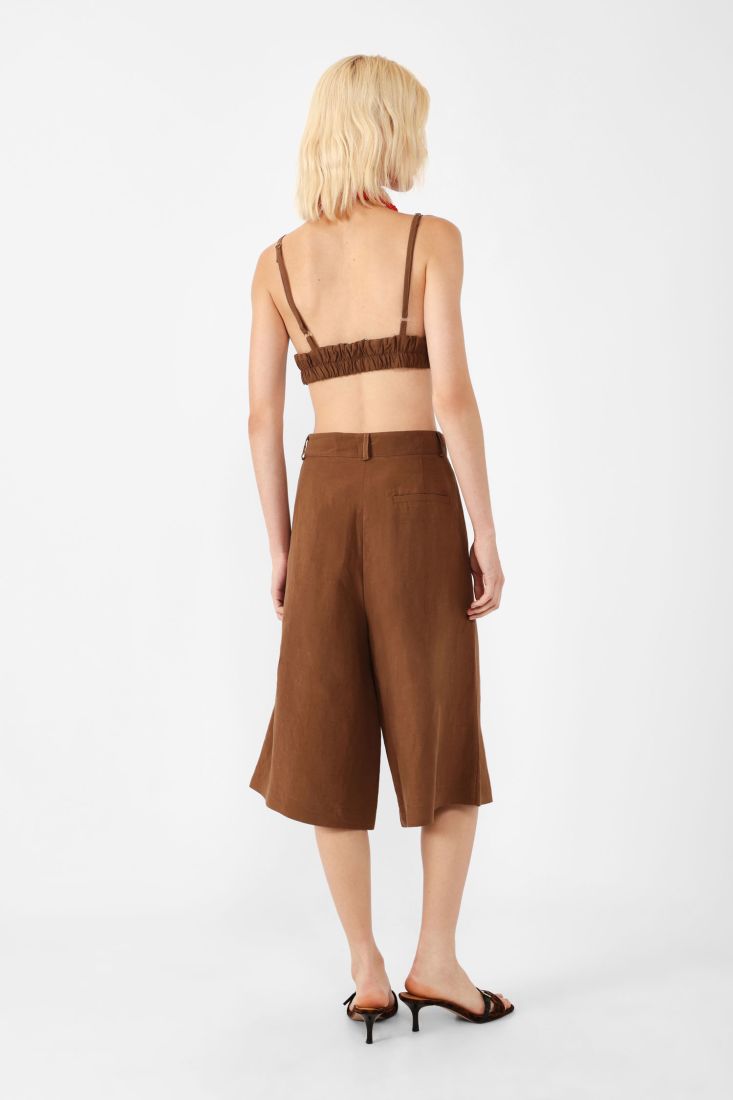 Bermuda short with darts