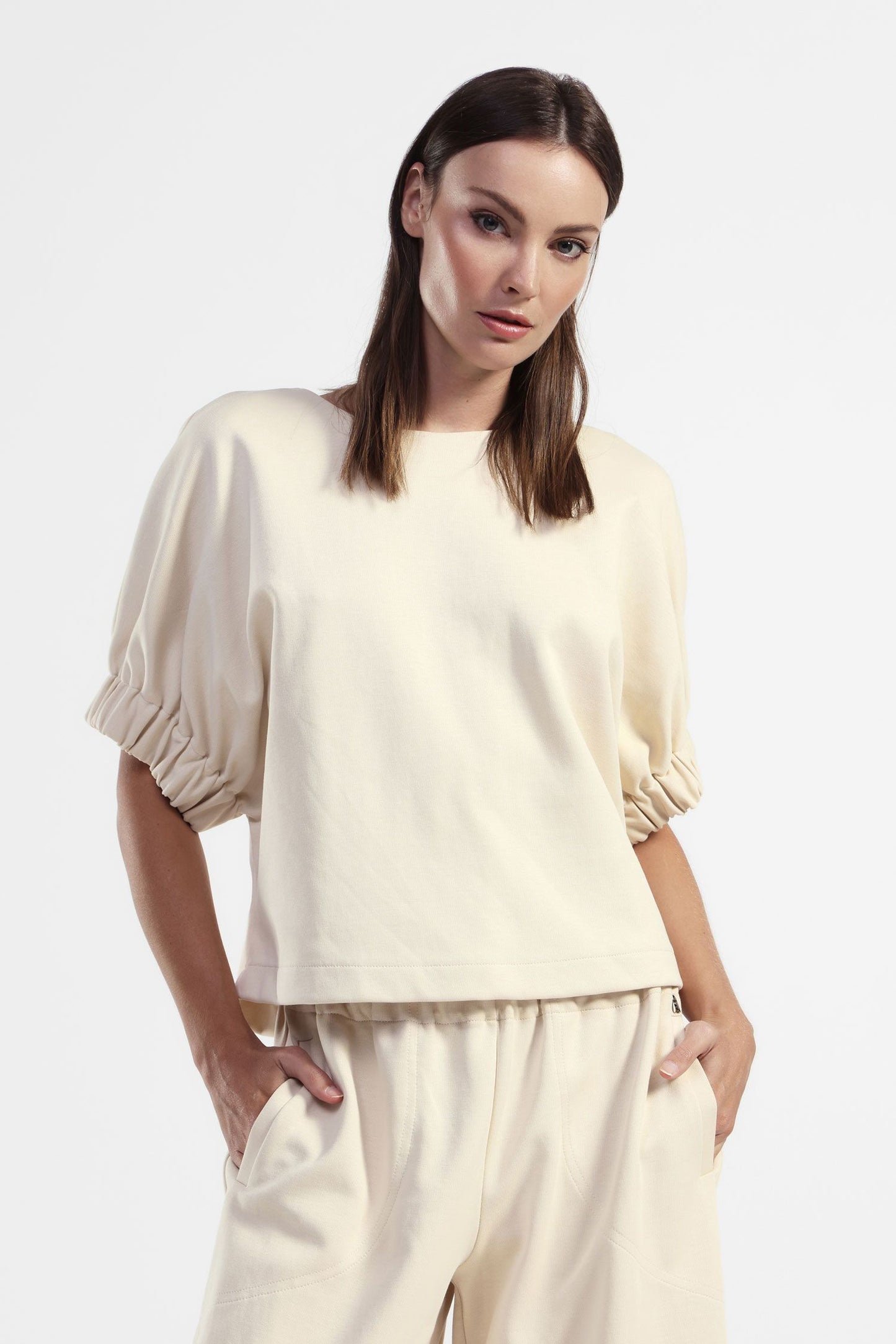 Sweatshirt with ruffled sleeves and bow