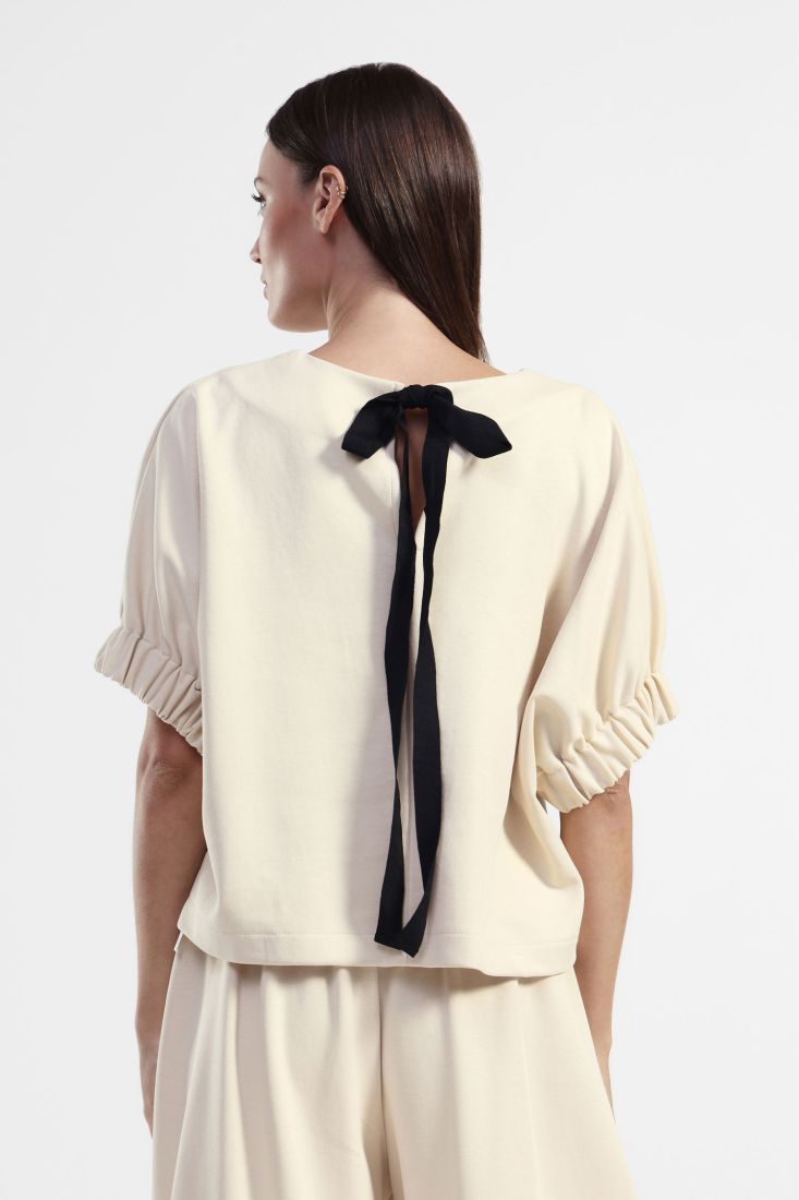 Sweatshirt with ruffled sleeves and bow