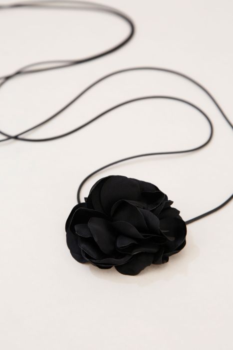 Solid-colour choker with rose appliqué