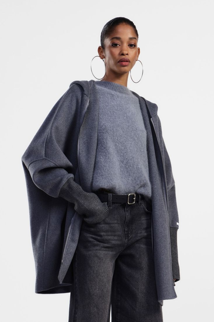 Oversize coat with hood and zip