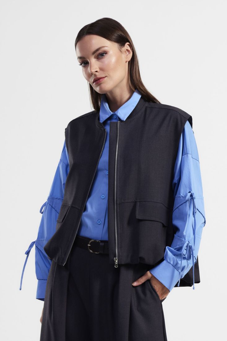 Sleeveless jacket with zip closure
