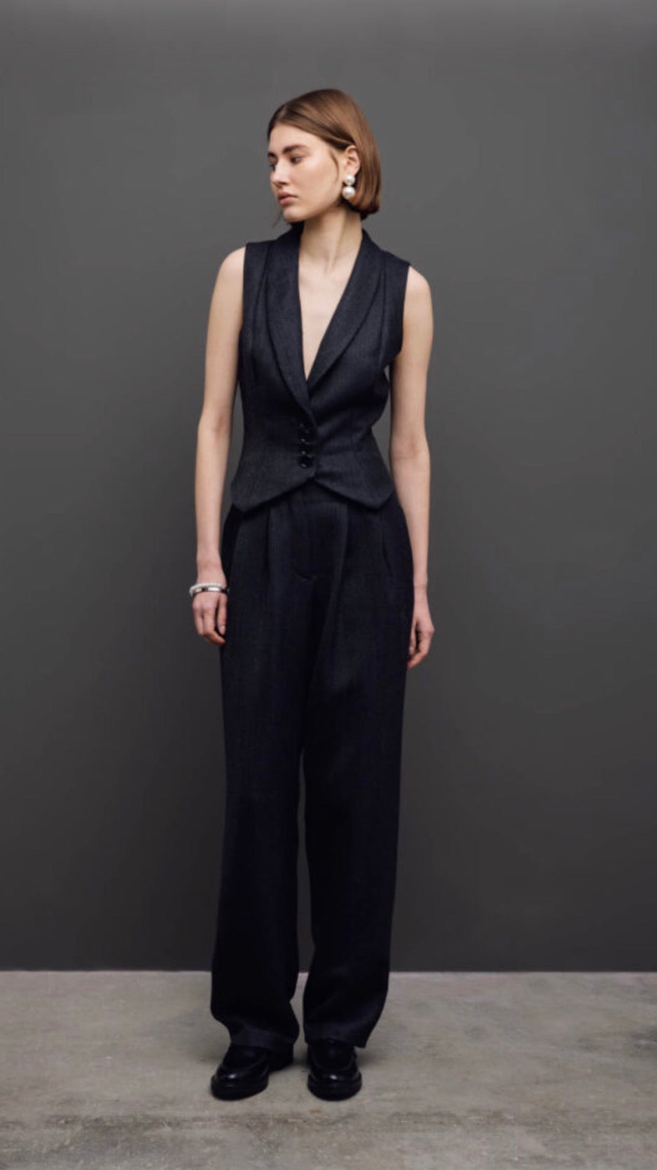 Gilet with round collar