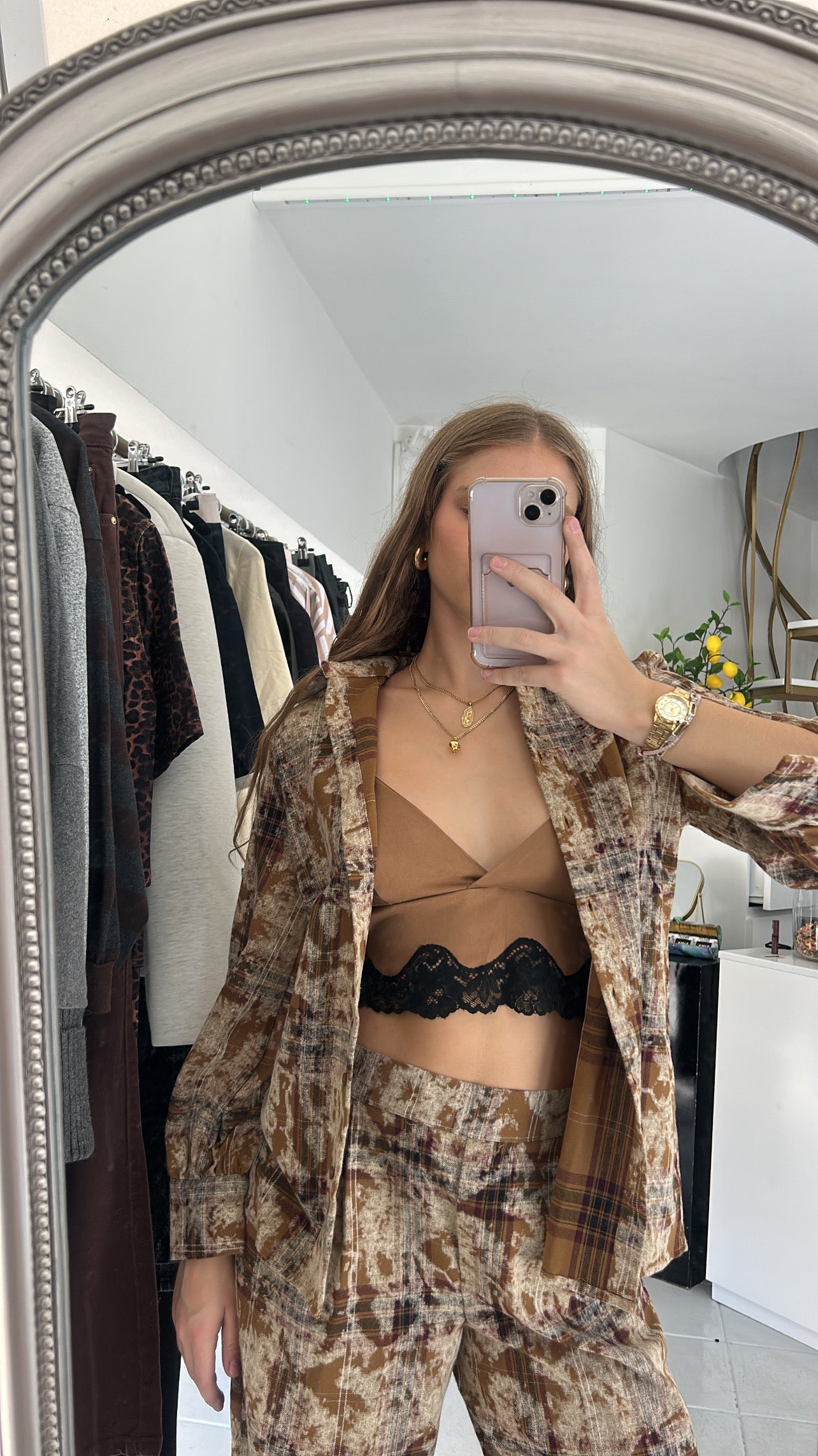 Crop top with V-neck and lace trim
