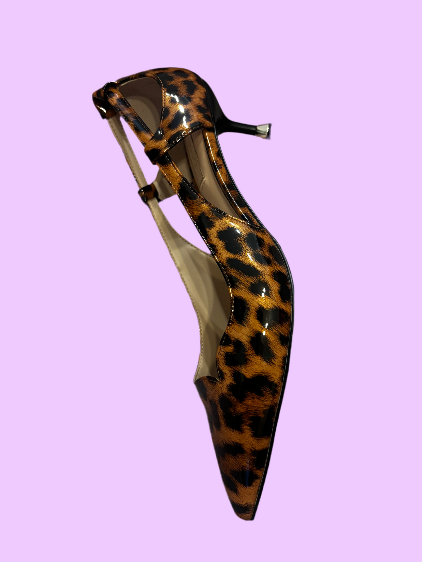 Patent leather court shoes with cut-out detailing
