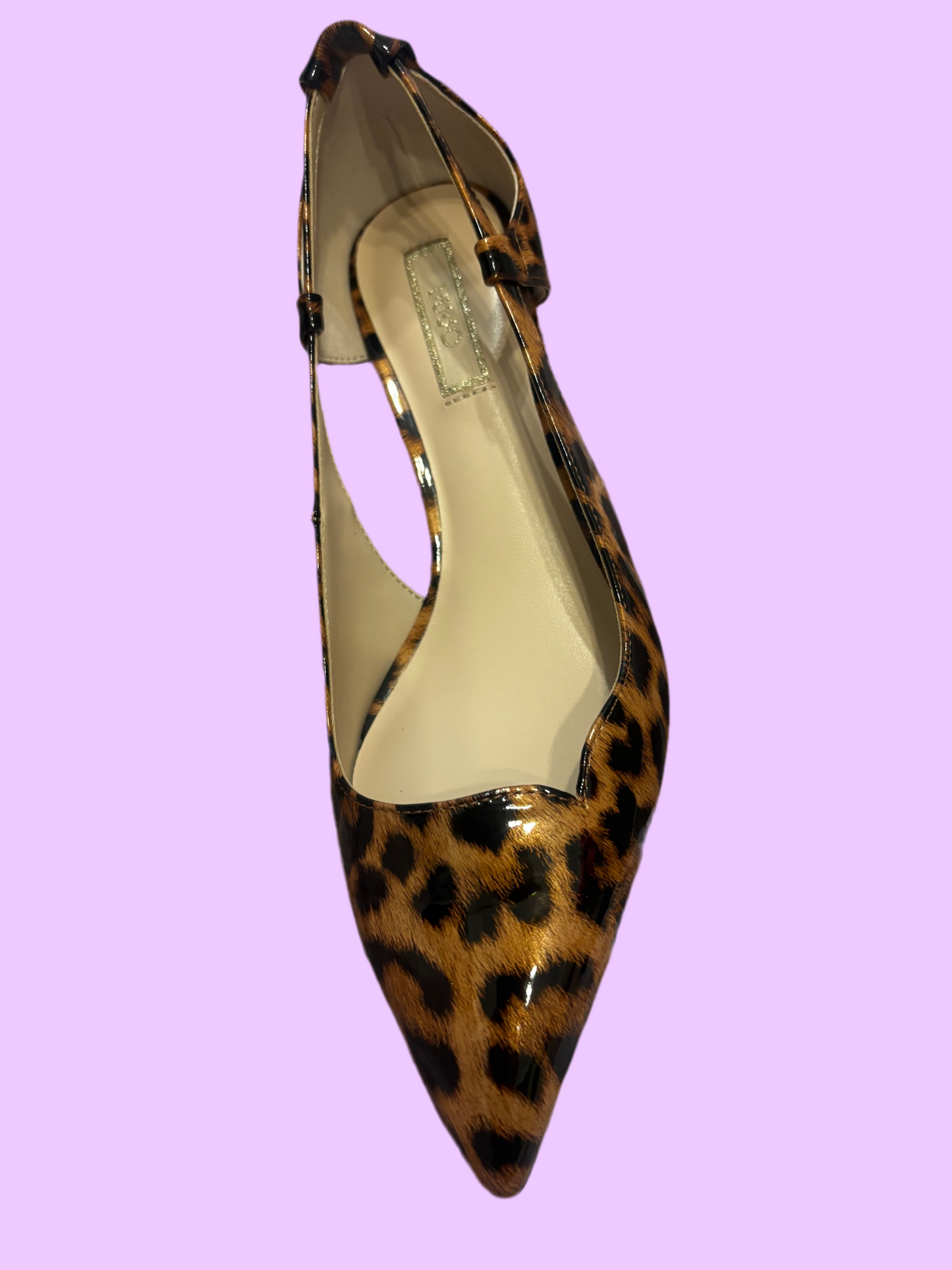Patent leather court shoes with cut-out detailing