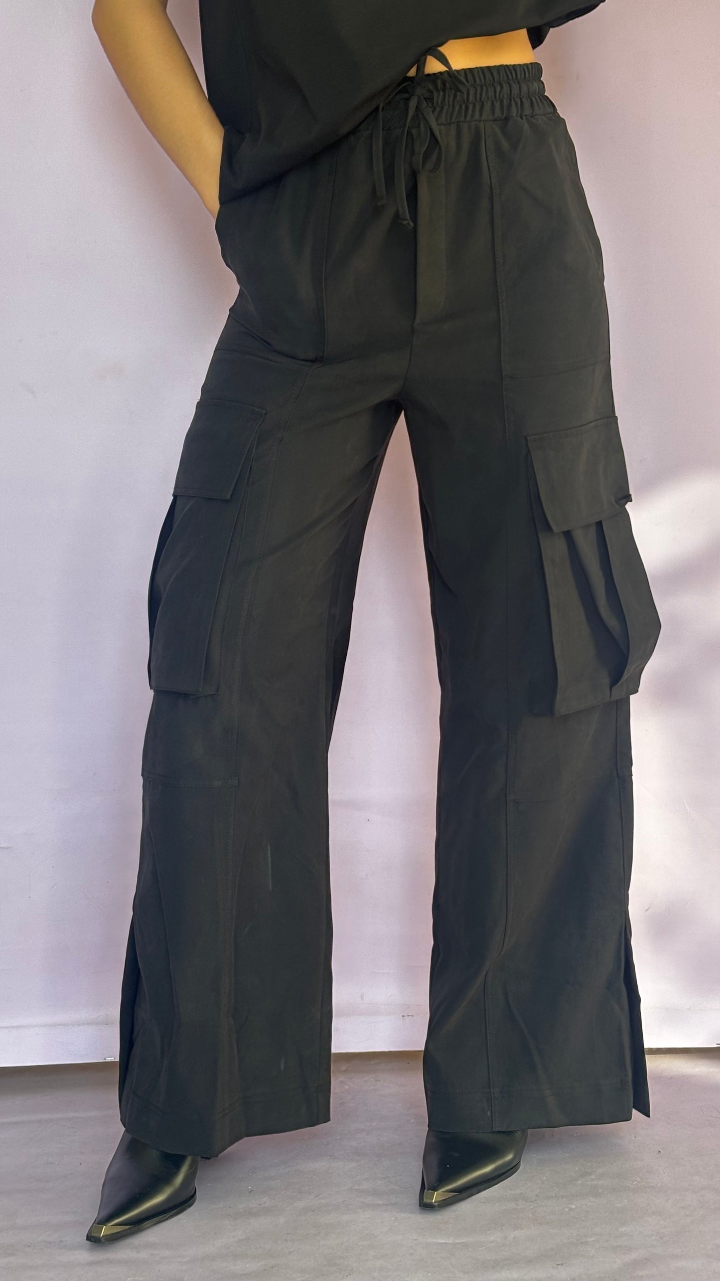 Black cargo trouser with drawstring on the waist