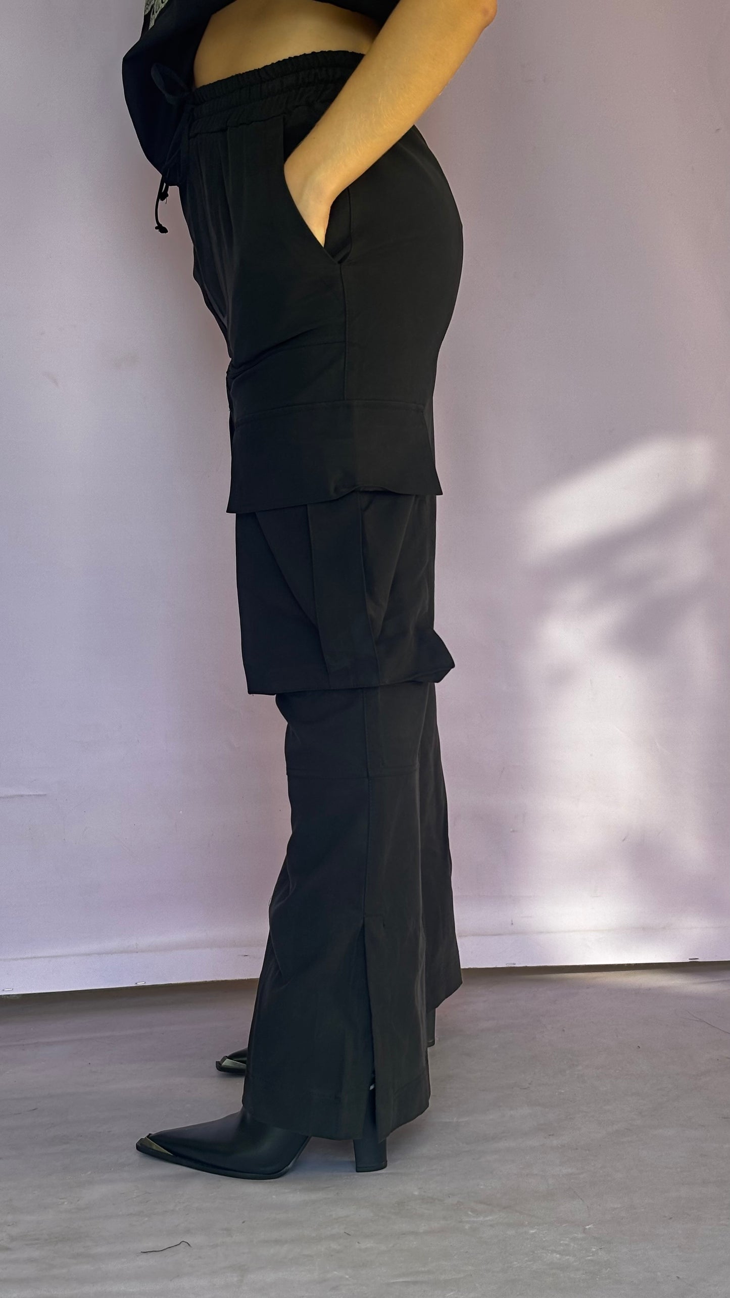 Black cargo trouser with drawstring on the waist