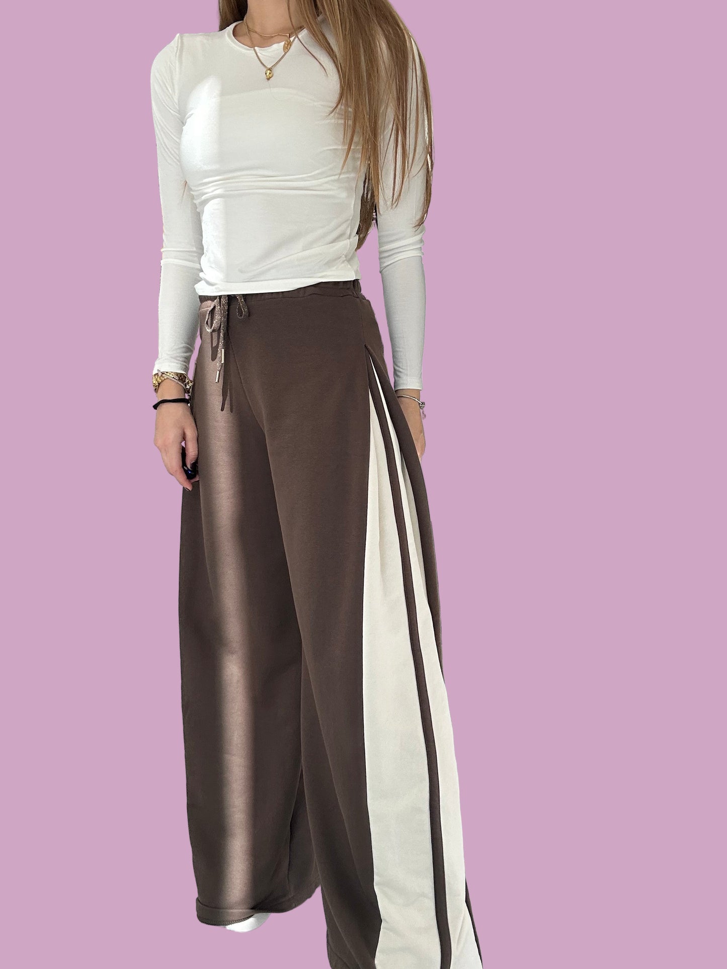 Tracksuit pants with pleat on the side