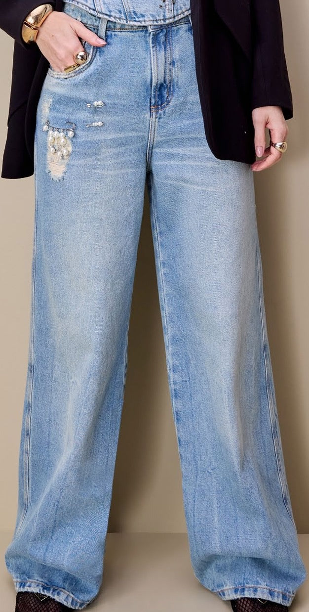 Denim pants with brooches
