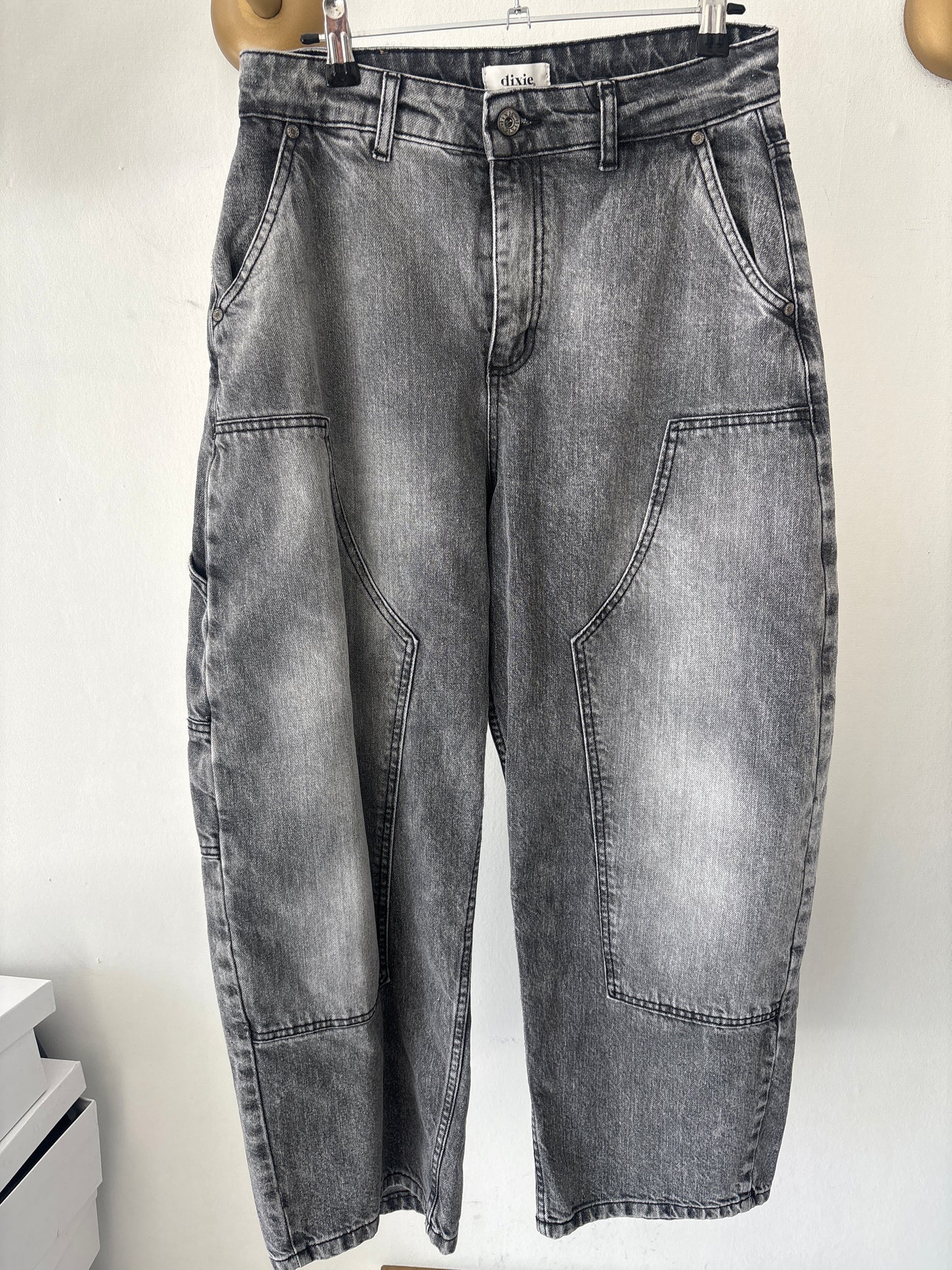 Gray barrel style denim pants Baroc Boutique