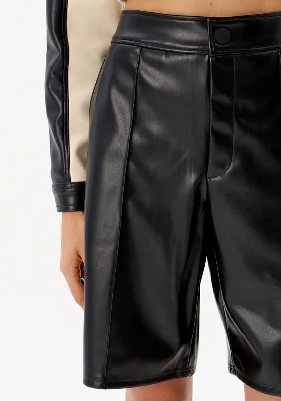 High waisted eco leather bermuda-short