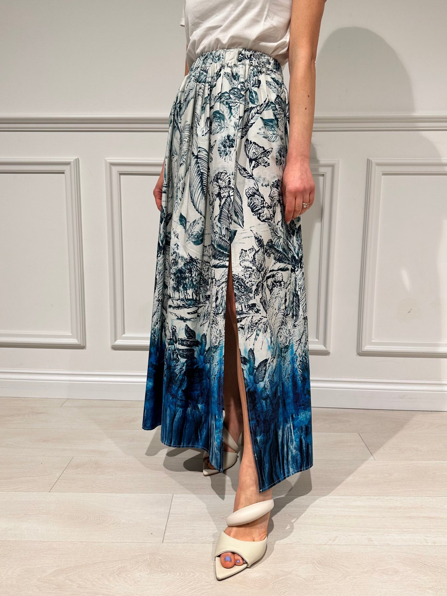 Long skirt with slits on the sides