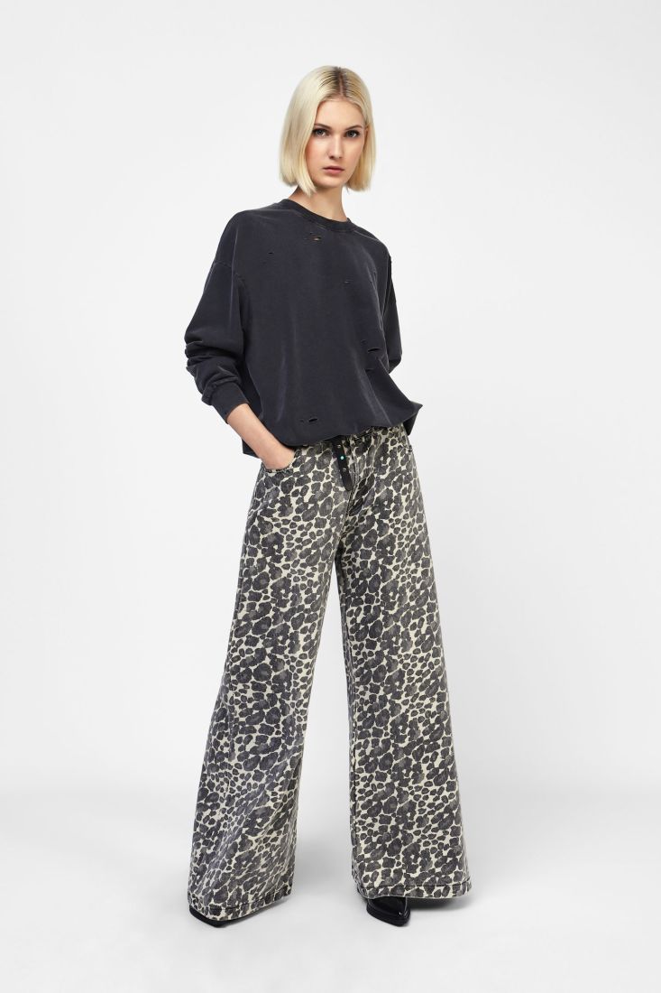 Wide leg jeans in cow print