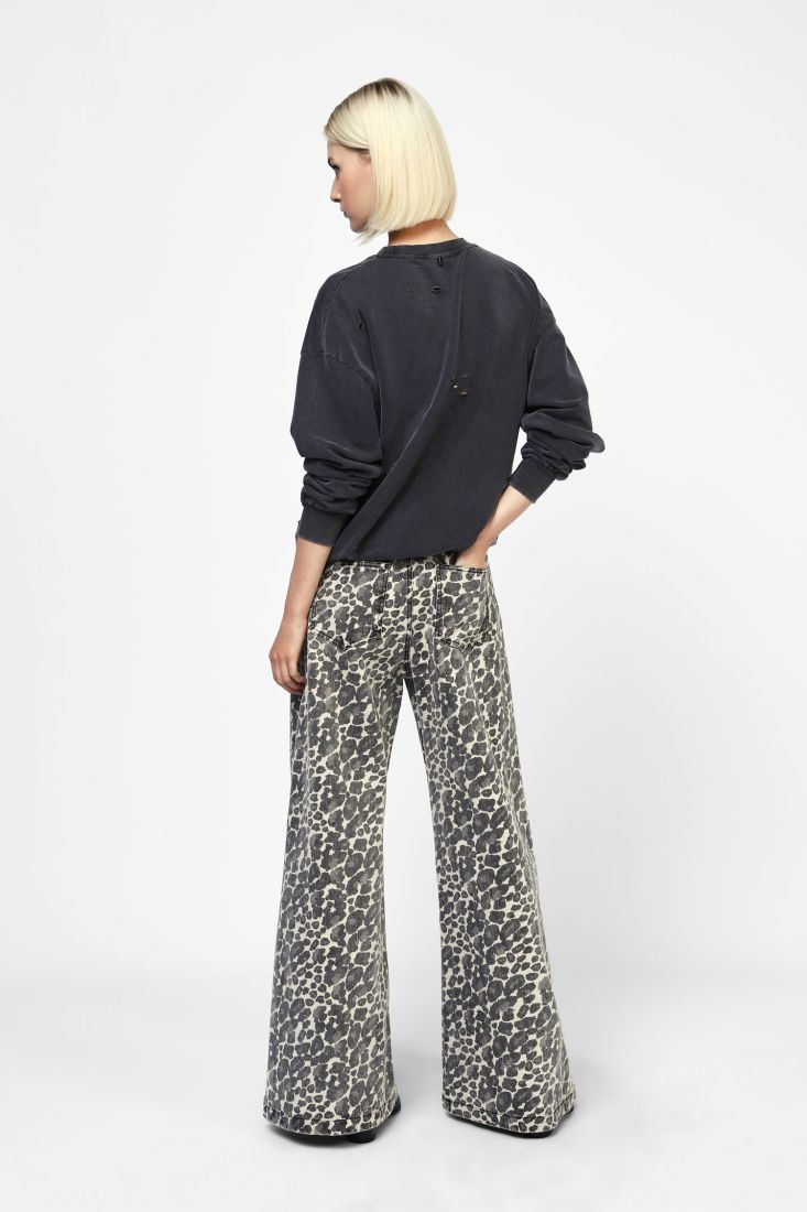 Wide leg jeans in cow print