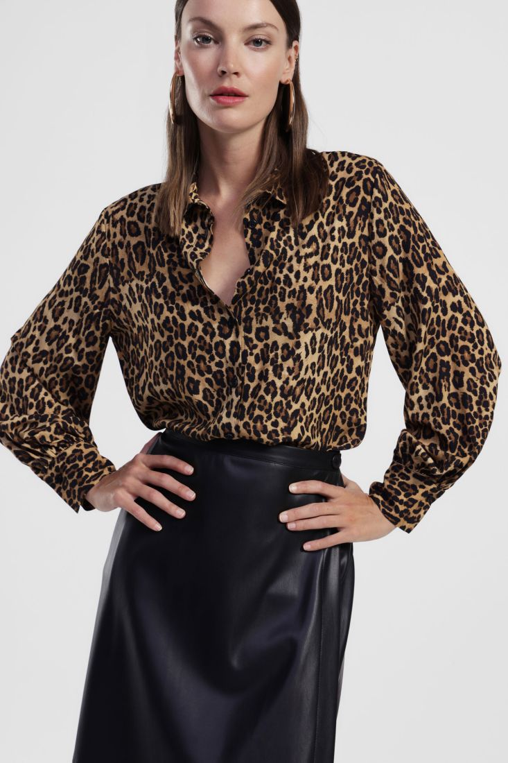 Animal print shirt with long sleeves and classic collar