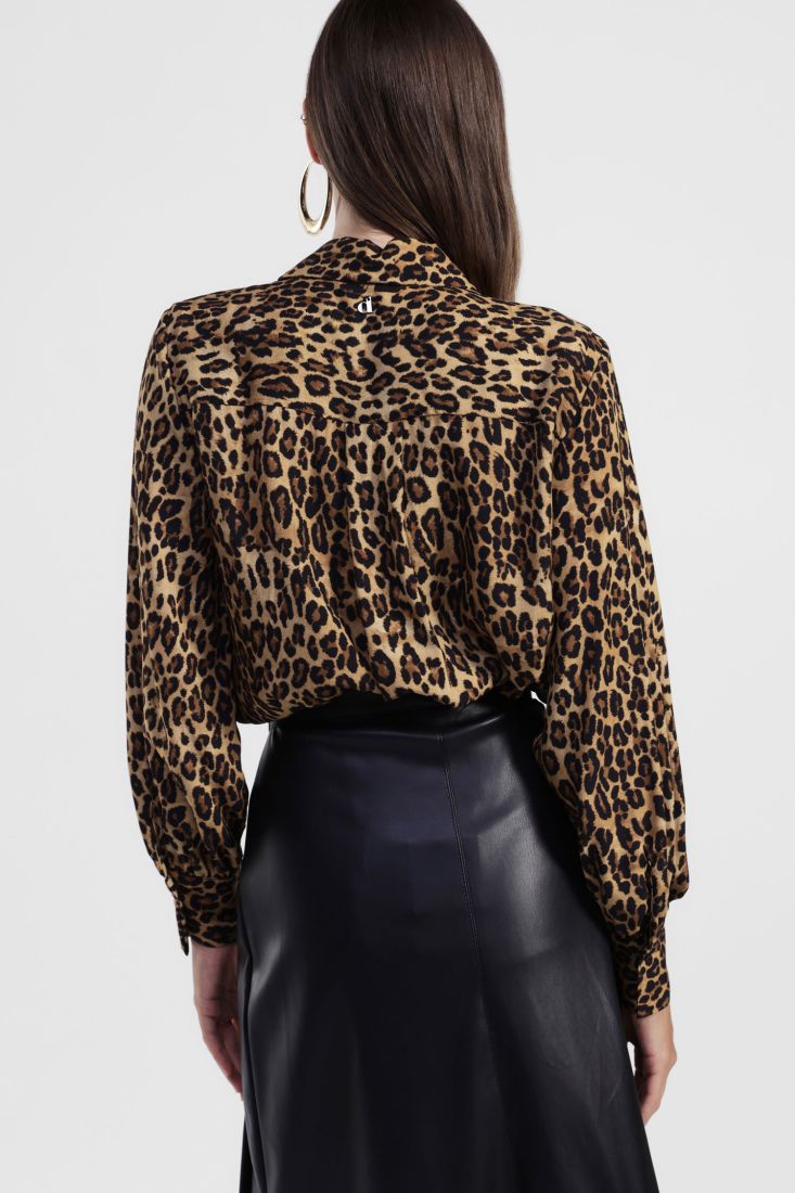 Animal print shirt with long sleeves and classic collar