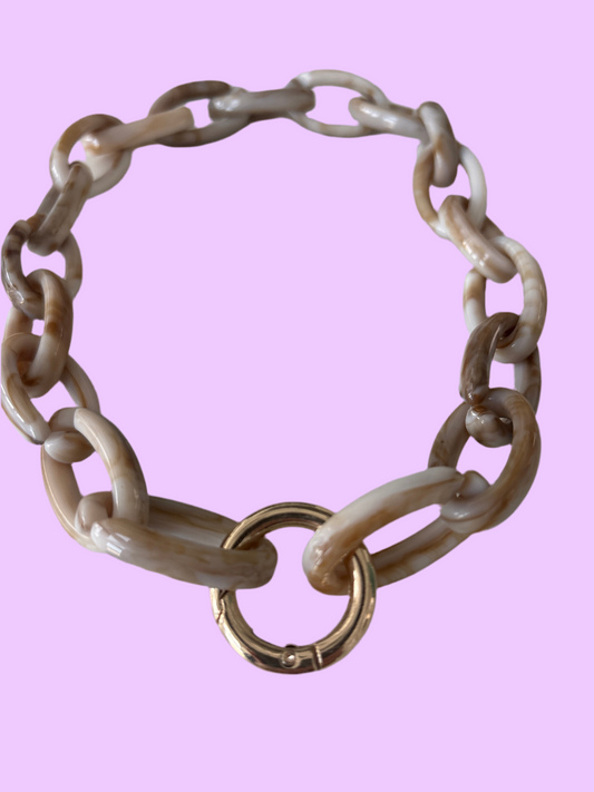 Beige short necklace with gold buckle