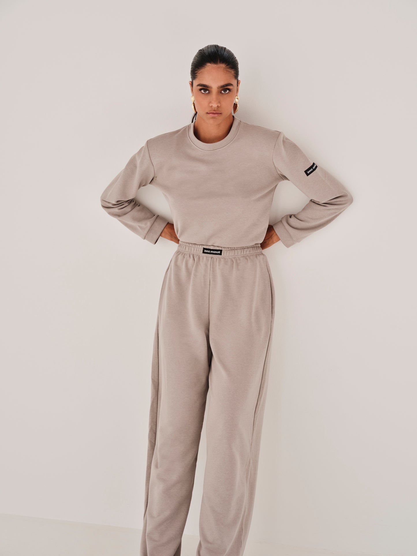 Trouser with elastic band on the hem