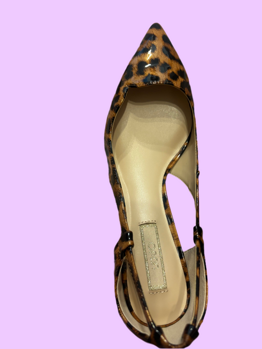 Patent leather court shoes with cut-out detailing