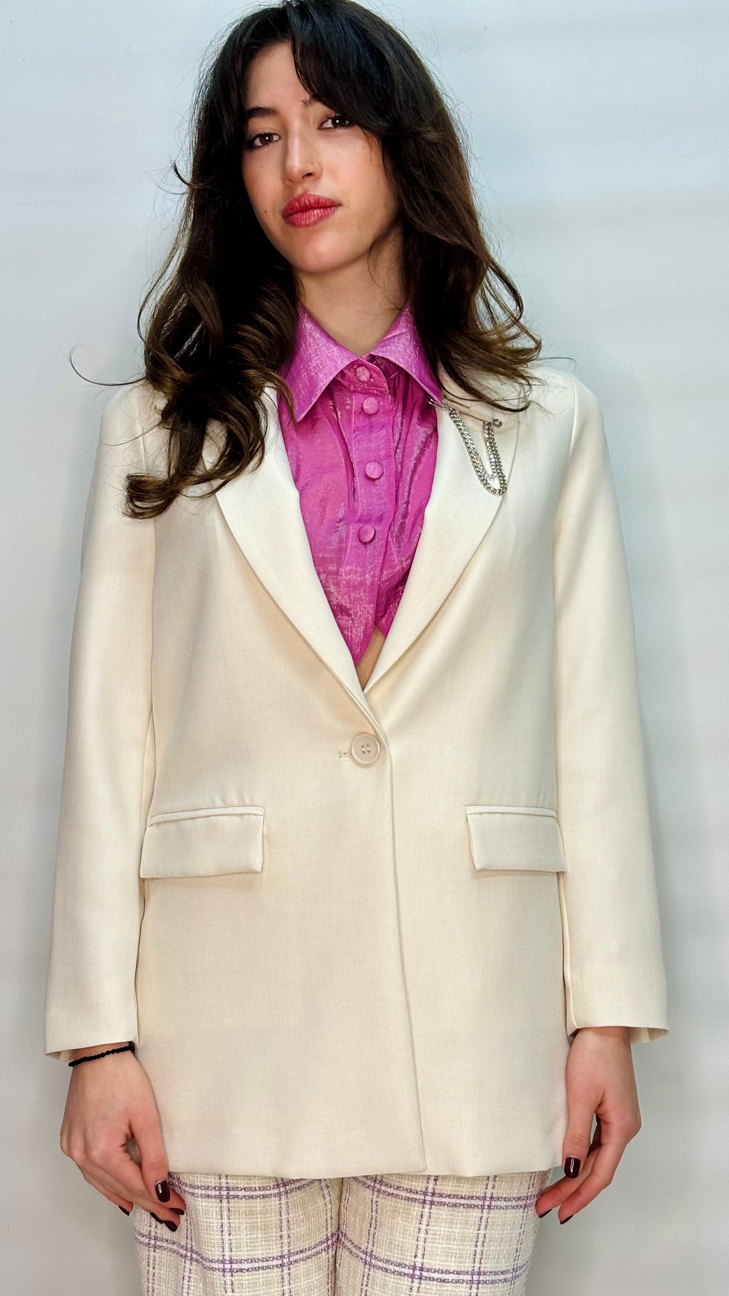 Offwhite blazer with collar pin
