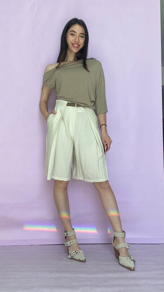 Beige Bermuda with camel belt