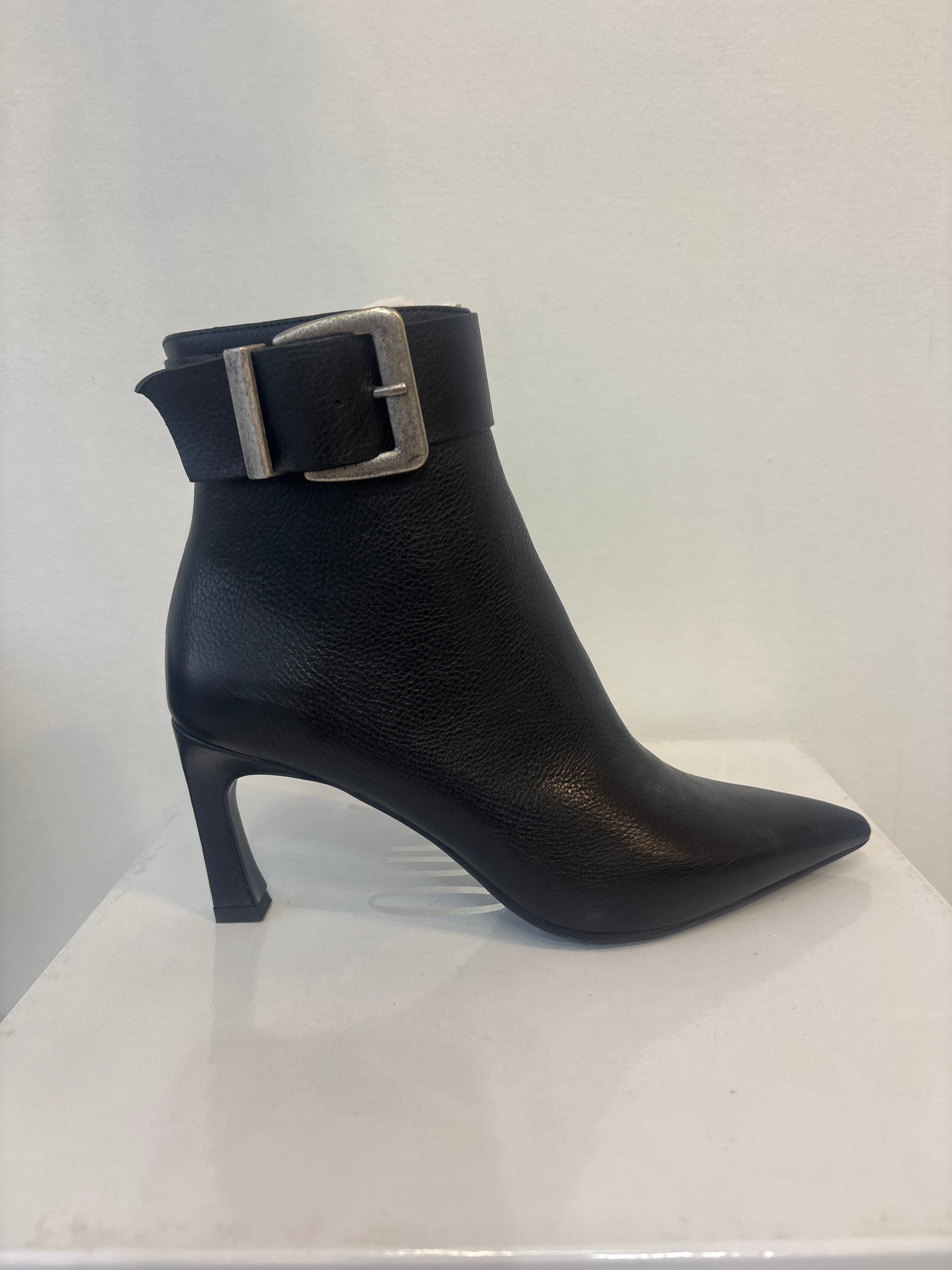 Black Buckle Pointed-Toe Ankle Boots Baroc Boutique