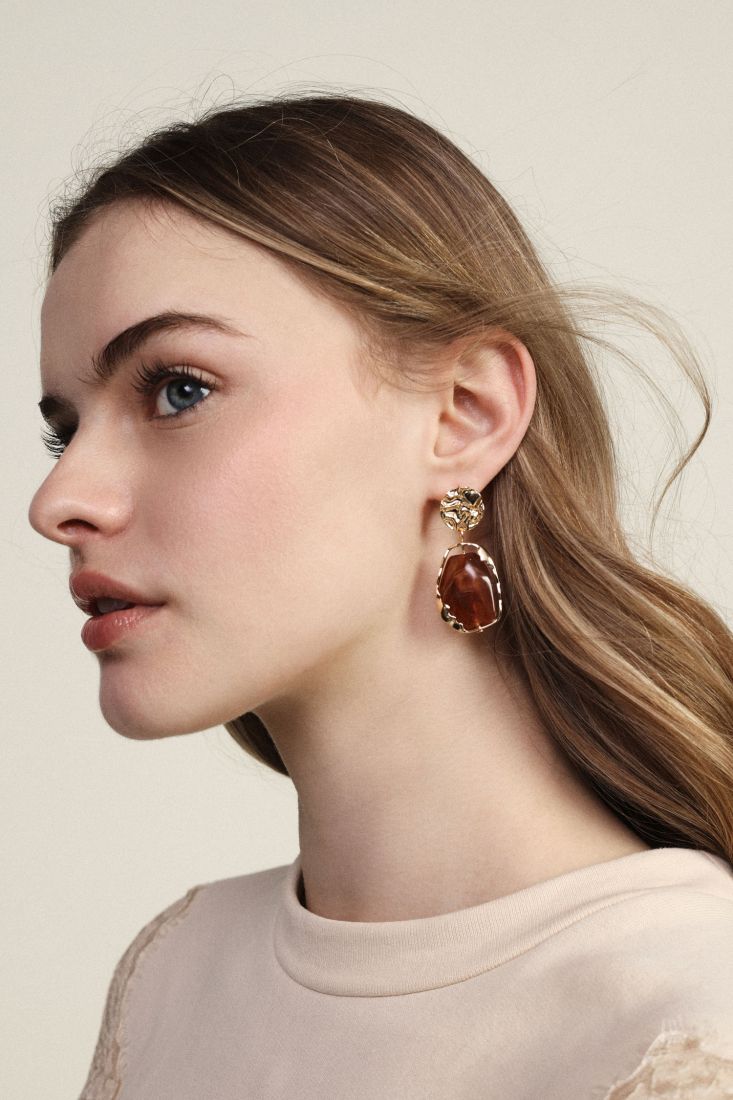 Drop earrings with irregular stone and hammered stud Baroc Boutique