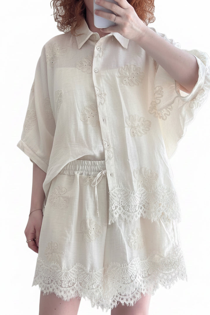 Embroidered short with lace details Baroc Boutique