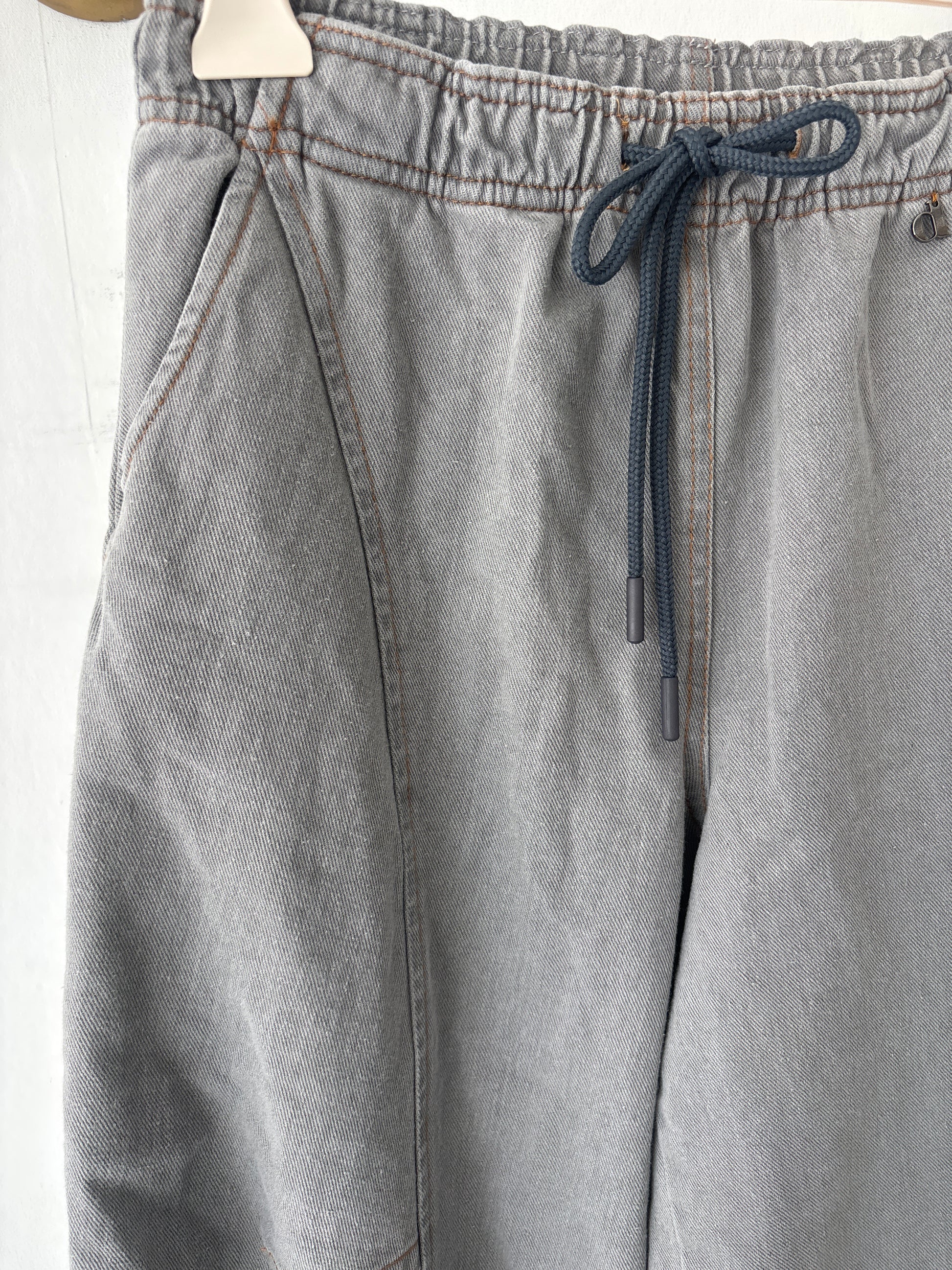 Gray barrel trouser with drawstring on the waist Baroc Boutique