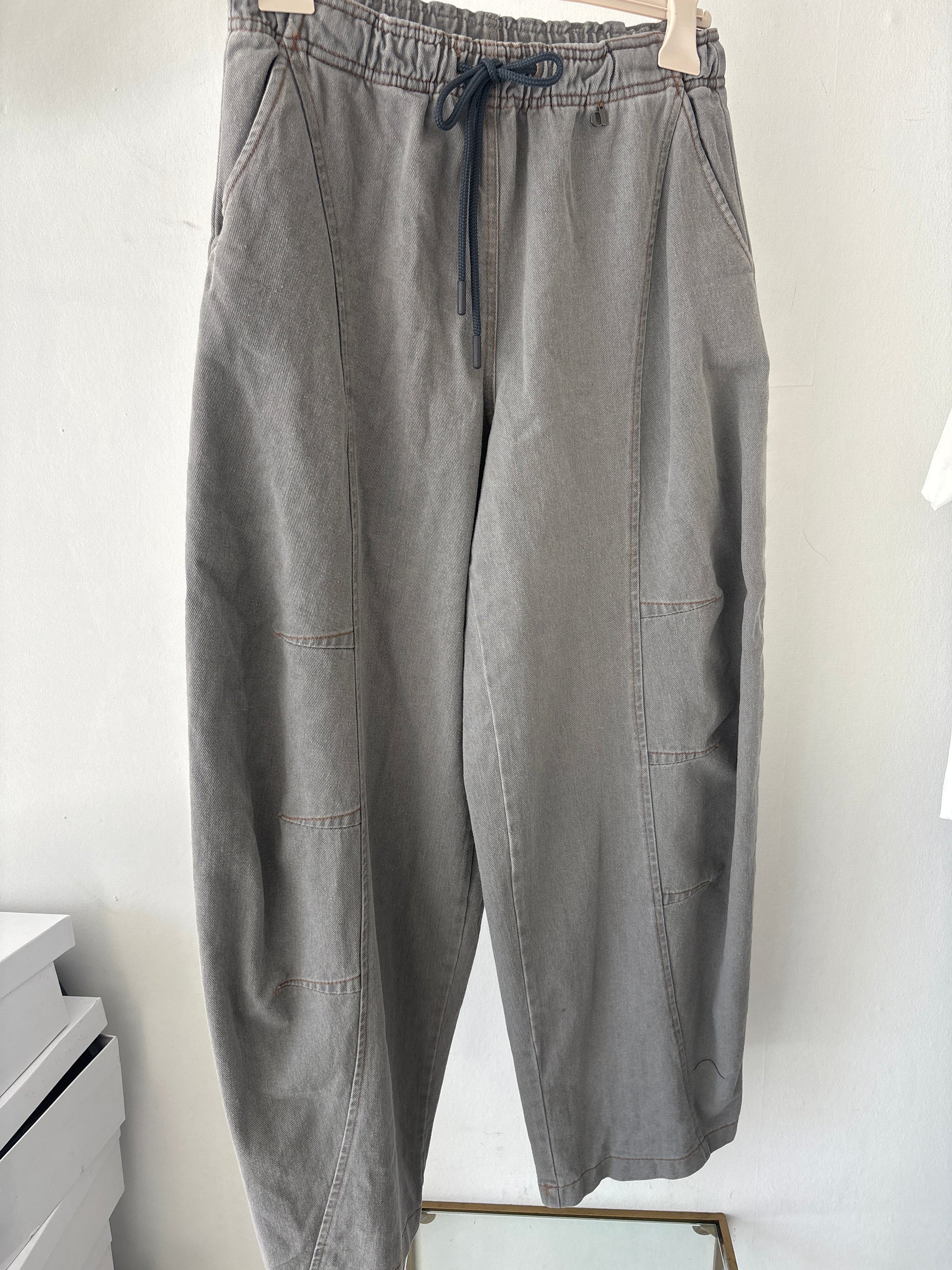 Gray barrel trouser with drawstring on the waist Baroc Boutique