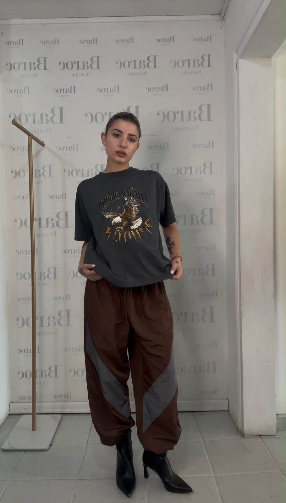 Gray oversized t-shirt with front print. Baroc Boutique