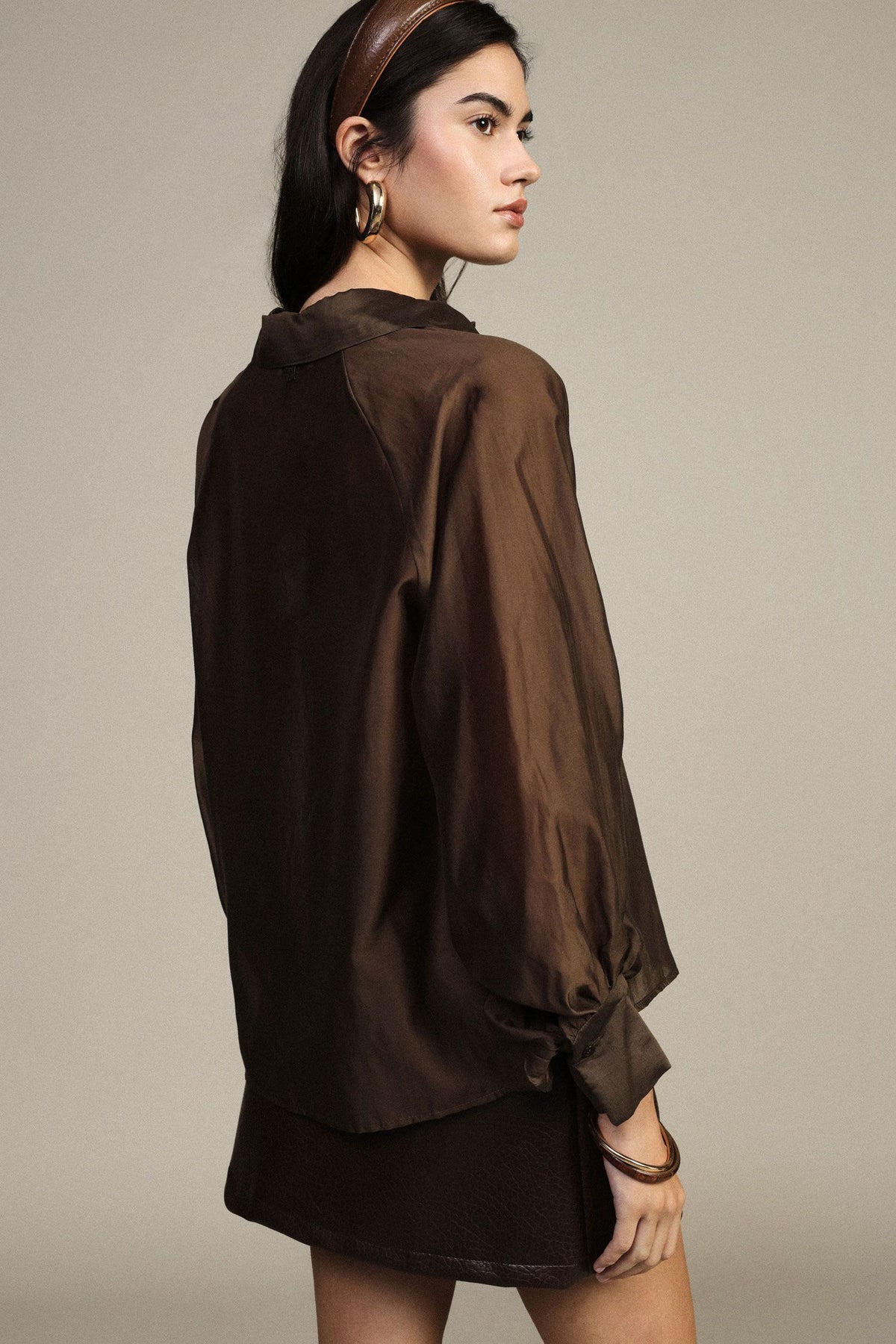 Shirt with balloon sleeves and button front. Baroc Boutique