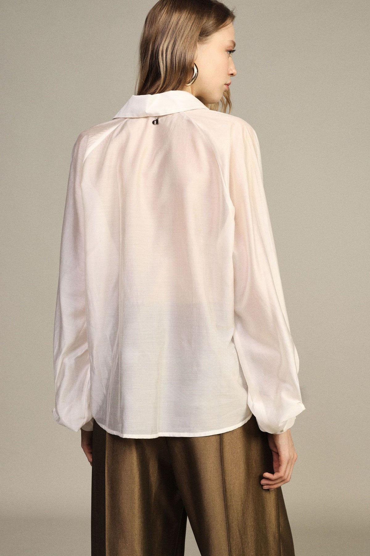 Shirt with balloon sleeves and button front. Baroc Boutique