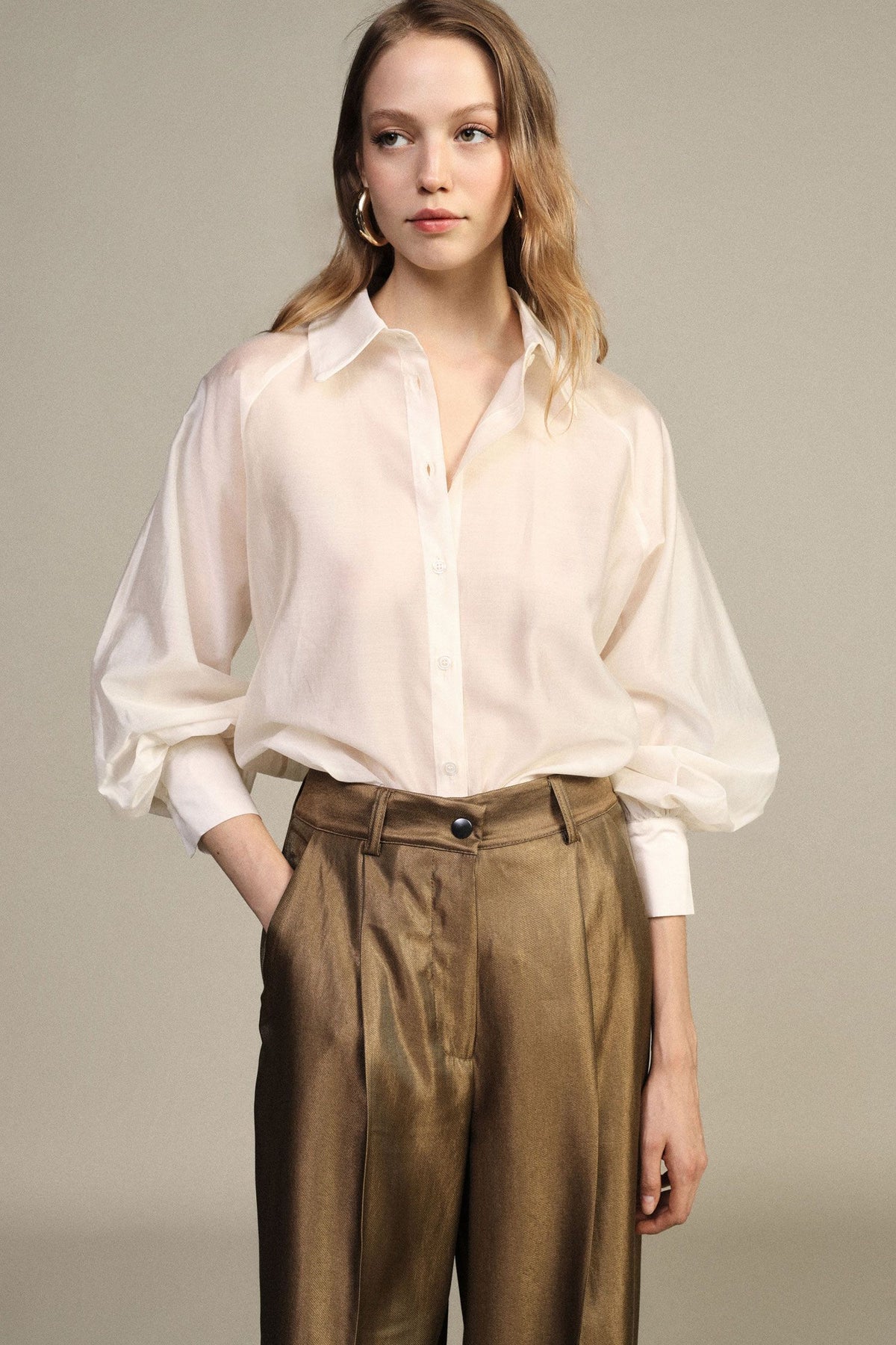 Shirt with balloon sleeves and button front. Baroc Boutique