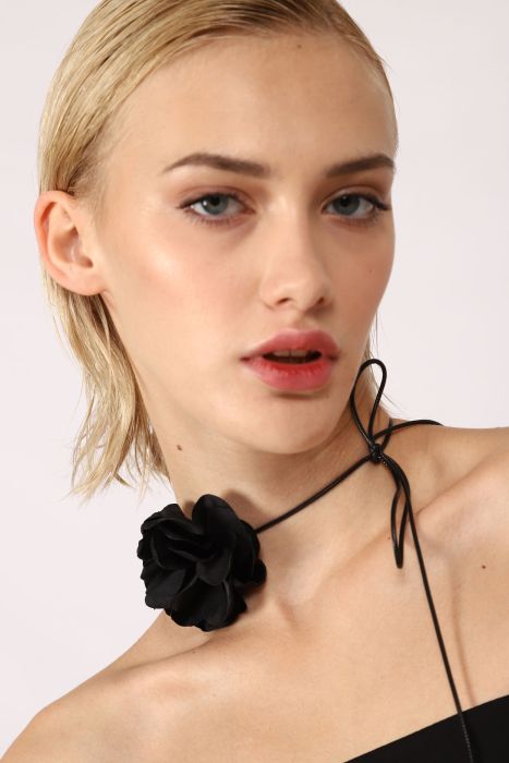 Solid-colour choker with rose appliqué Baroc Boutique