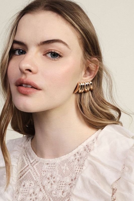 Stud earrings with sculpted wave design Baroc Boutique