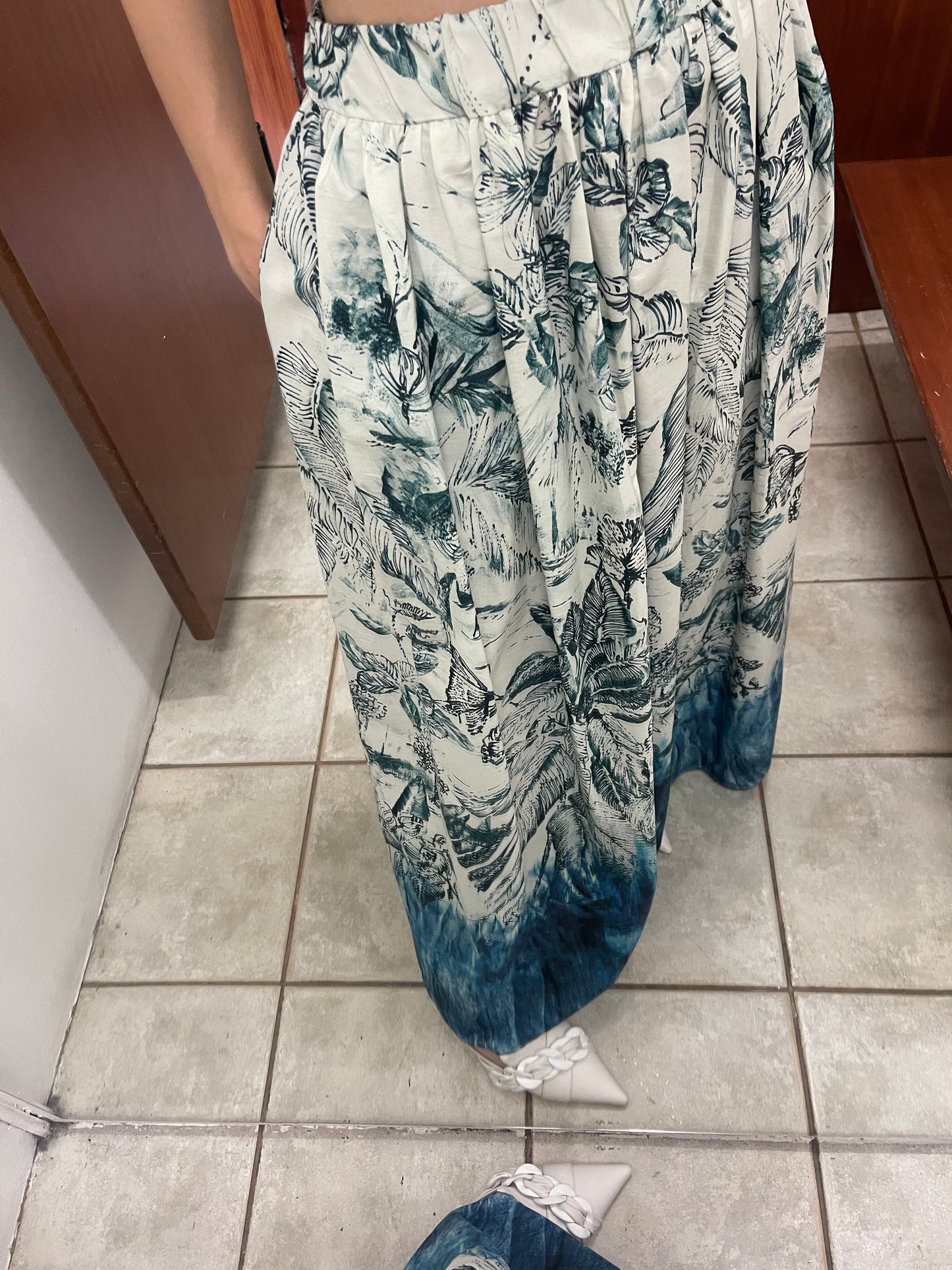Long skirt with slits on the sides