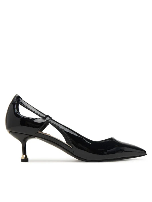 Patent leather court shoes with cut-out detailing
