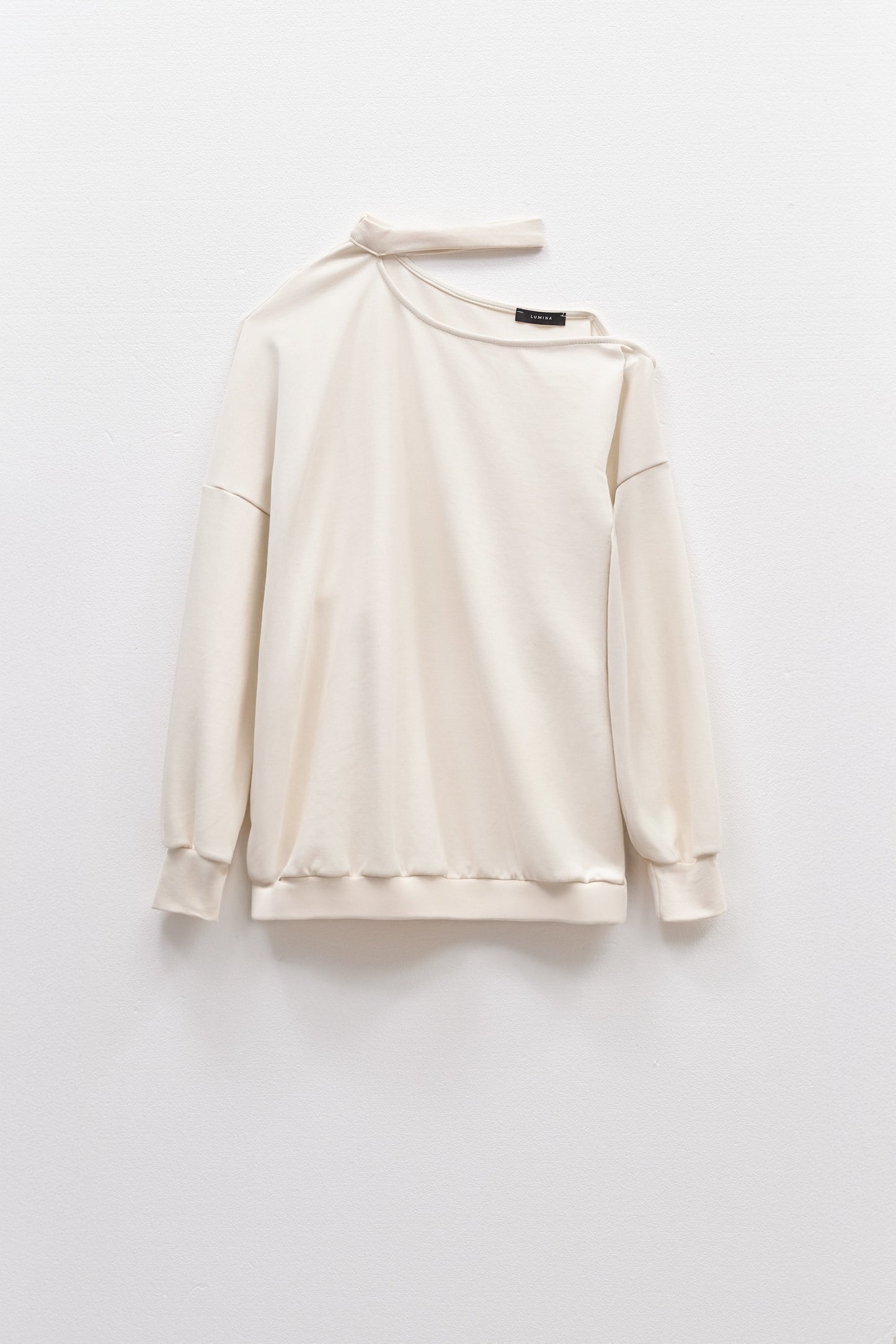 Sweatshirt with open shoulder