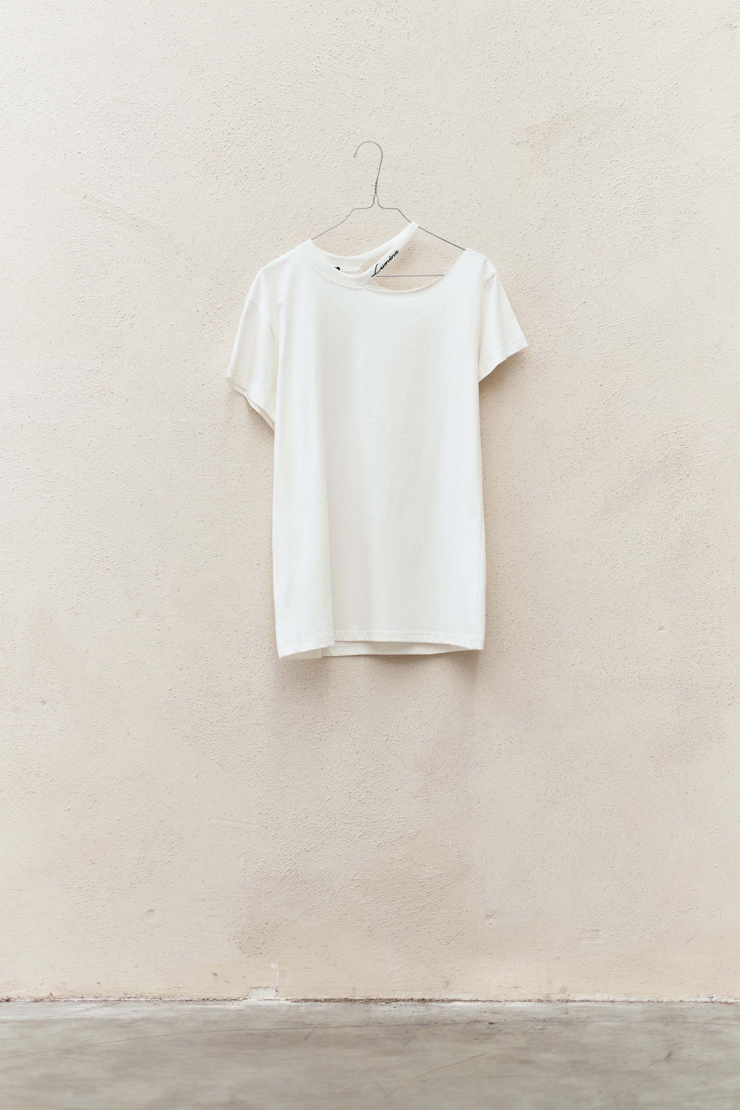 T-shirt with cut out shoulder