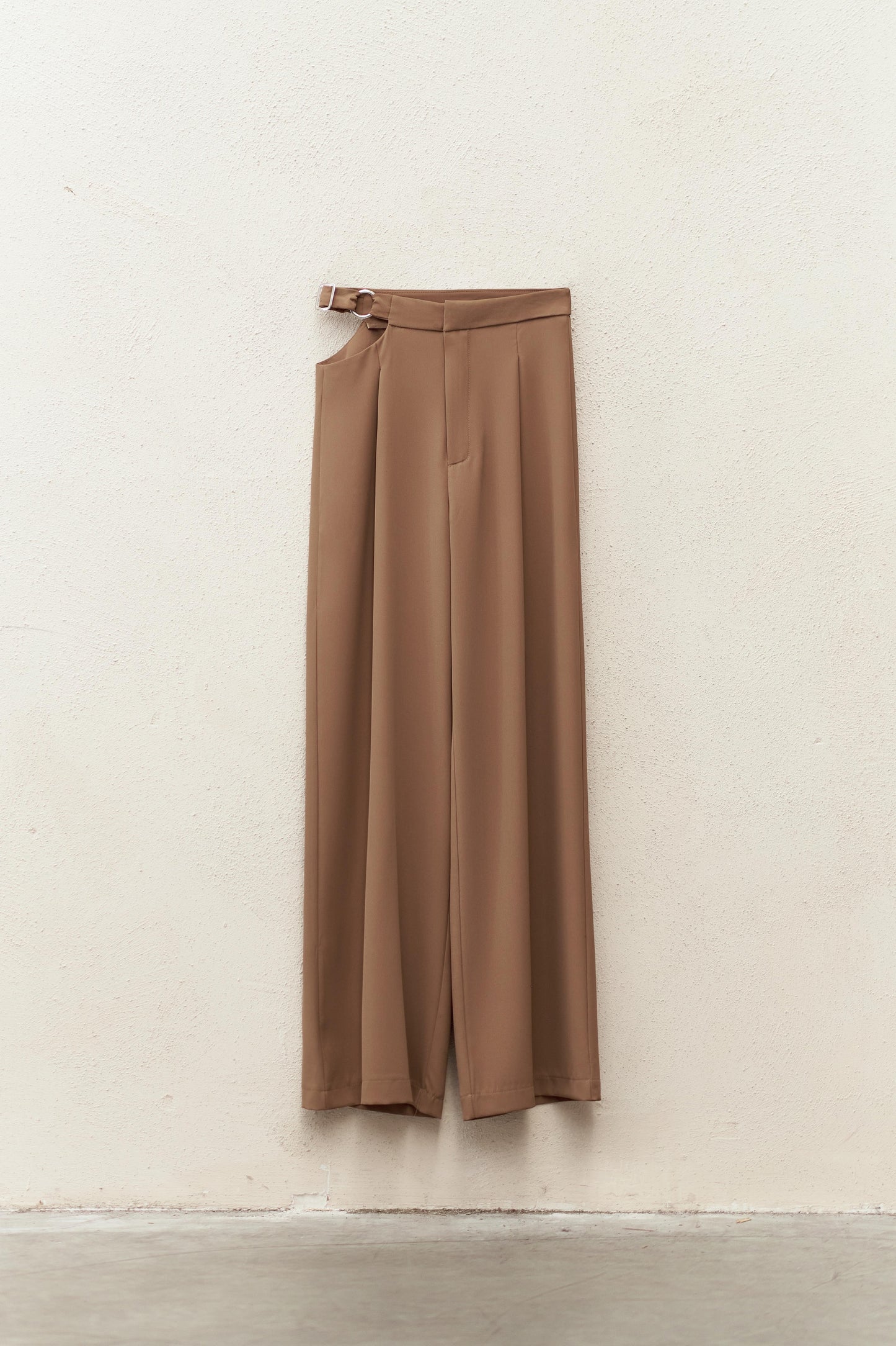 Pleats trouser with cut out on the side