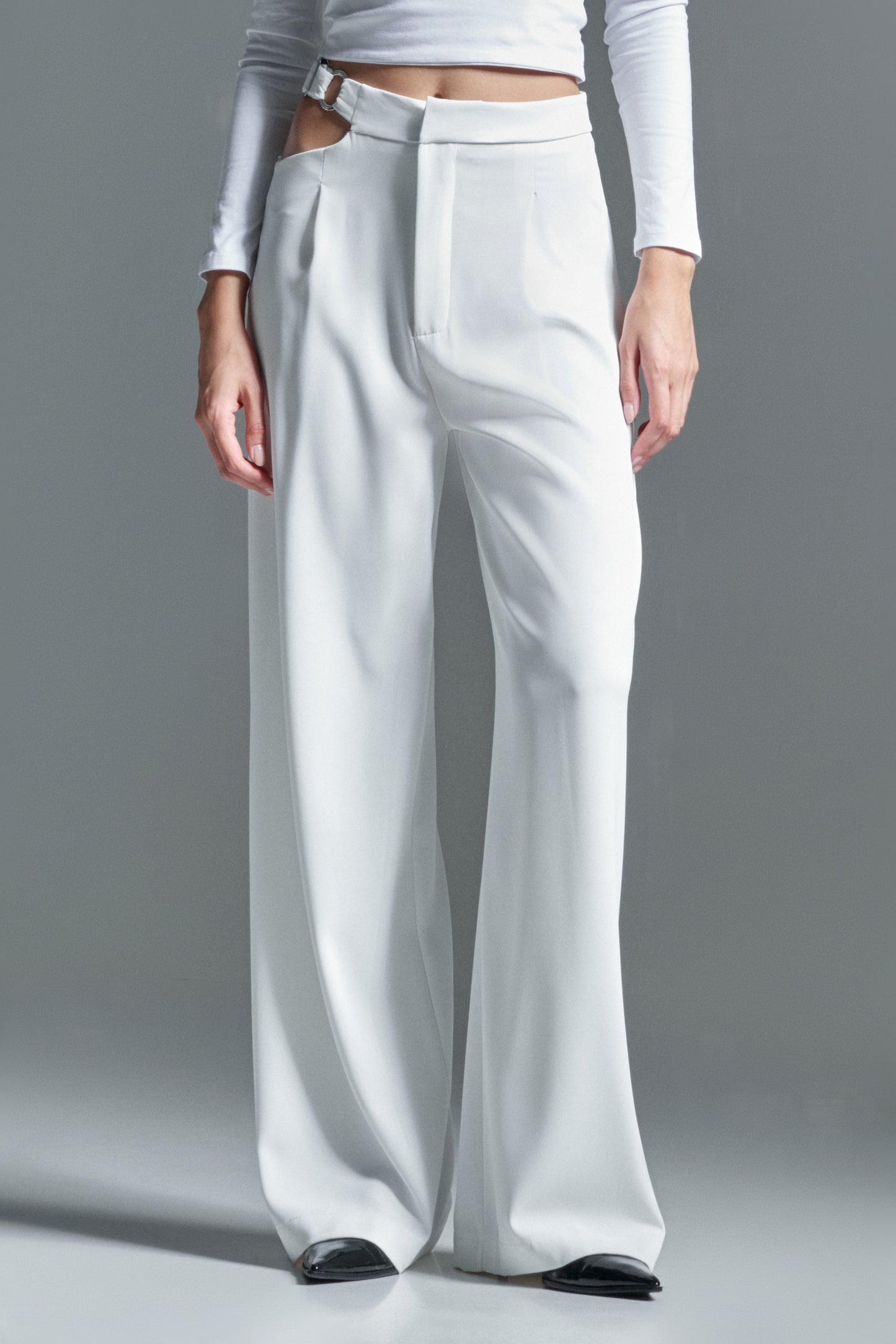 Pleats trouser with cut out on the side