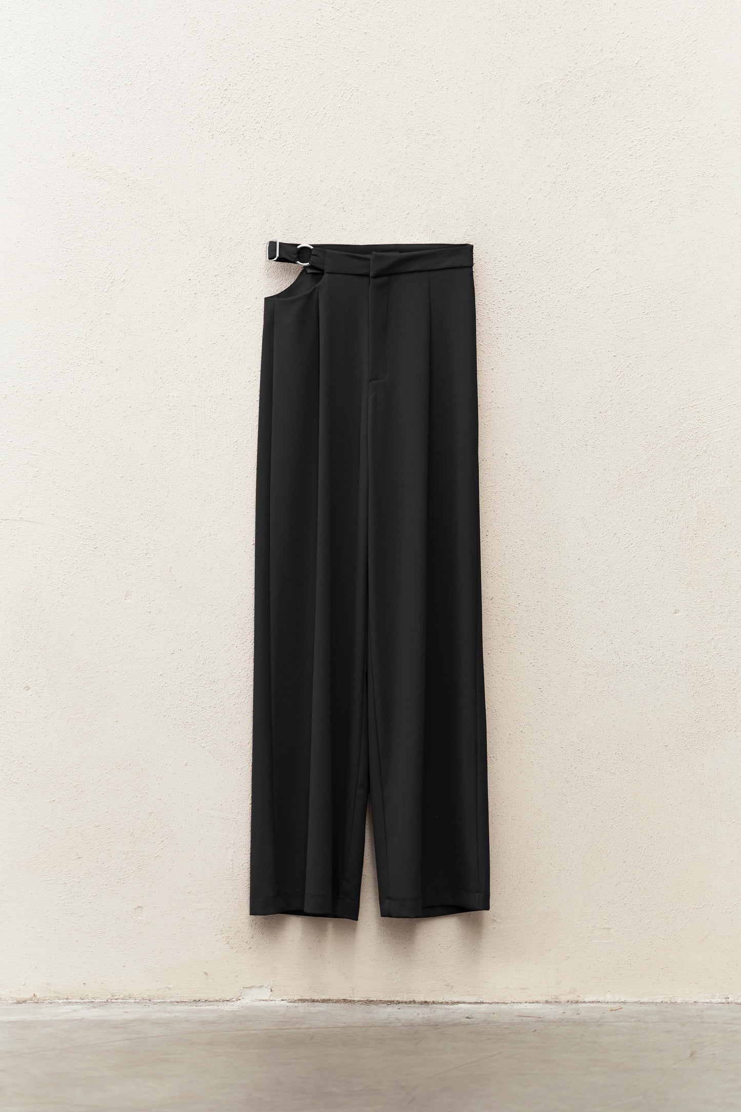 Pleats trouser with cut out on the side