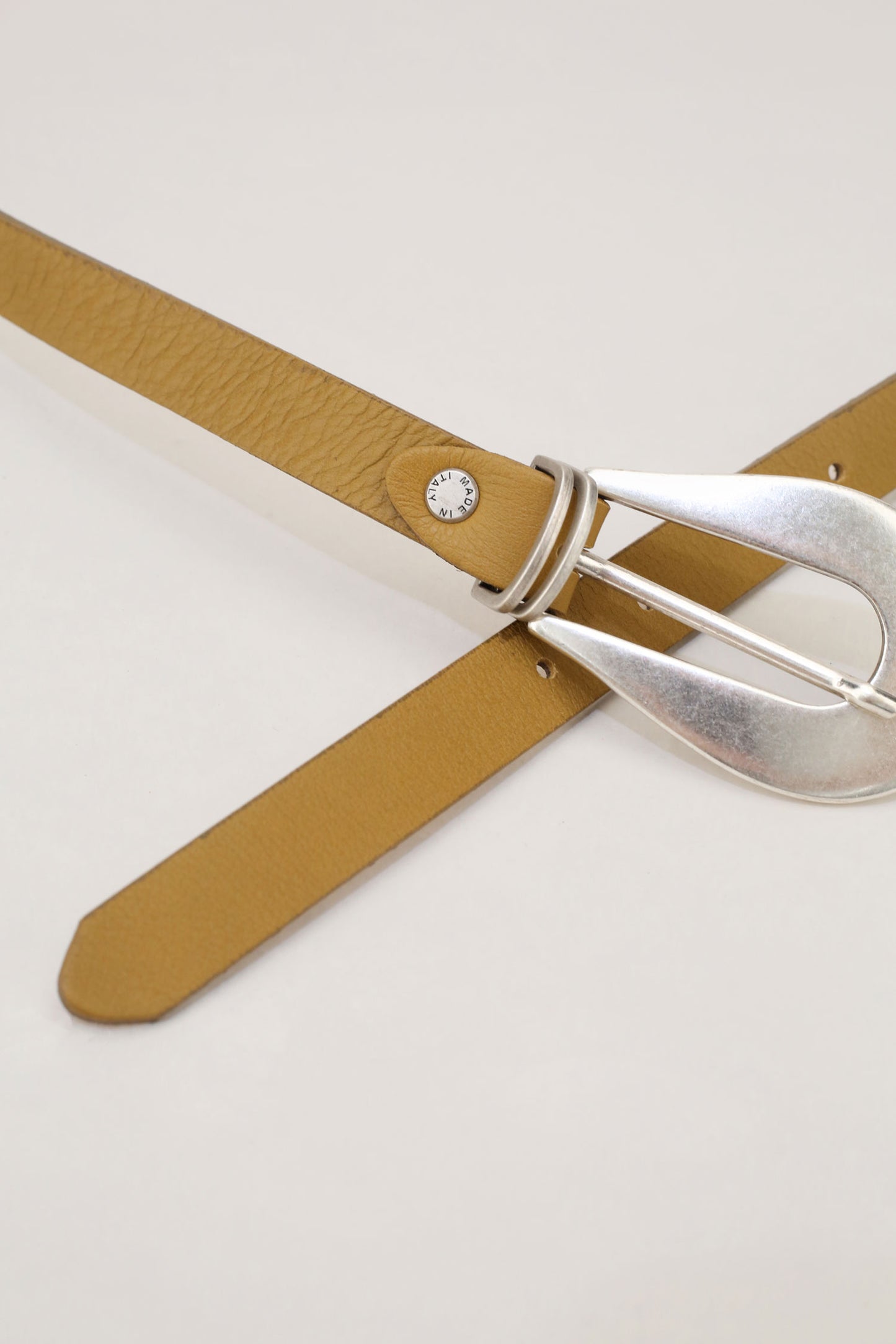 Dixie slim solid colour belt with oval buckle
