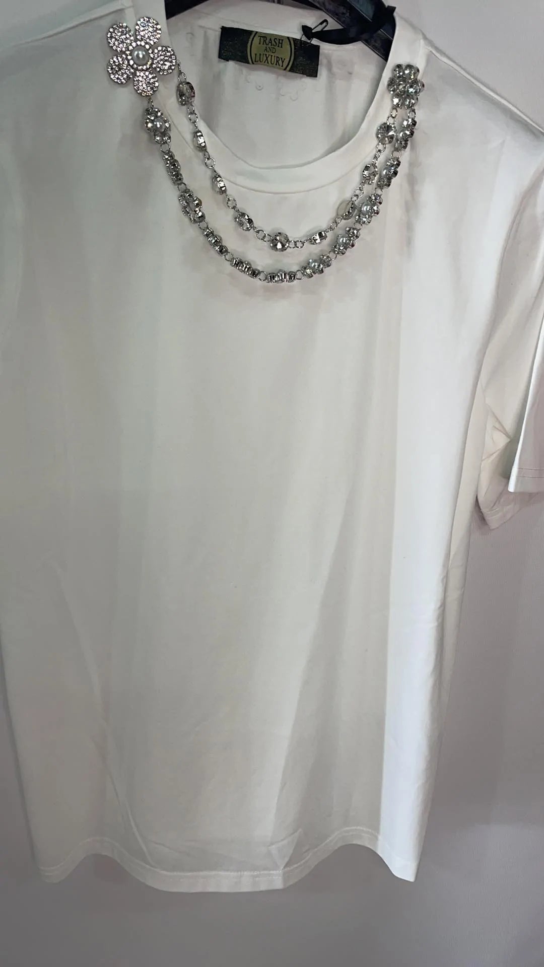 Cotton Top with silver necklace Baroc Boutique